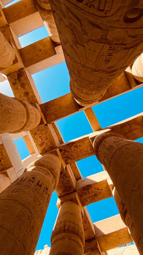 Die riesigen Säulen des Karnak-Tempels in Luxor vor blauem Himmel