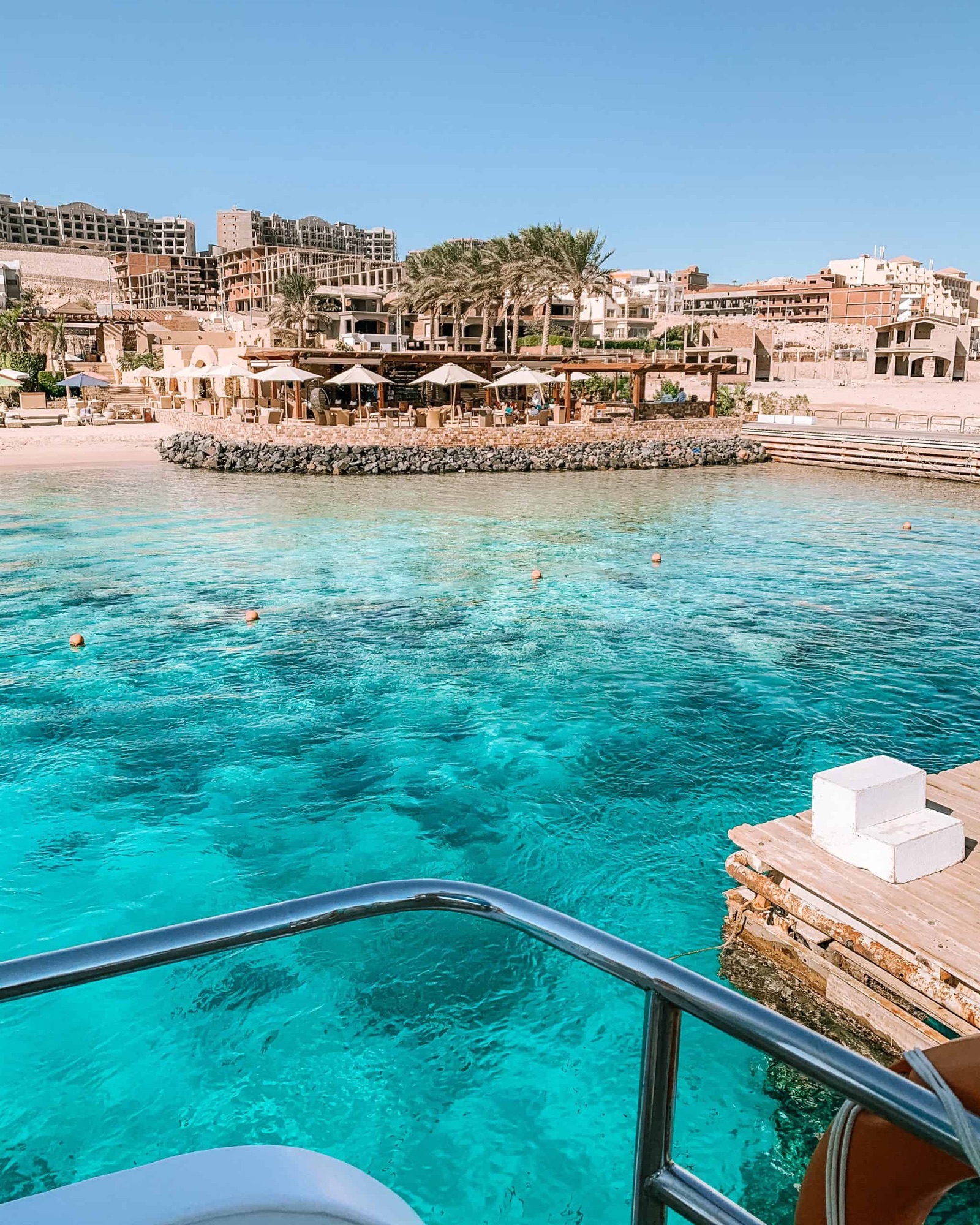 Türkisblaues Wasser einer Bucht in Hurghada