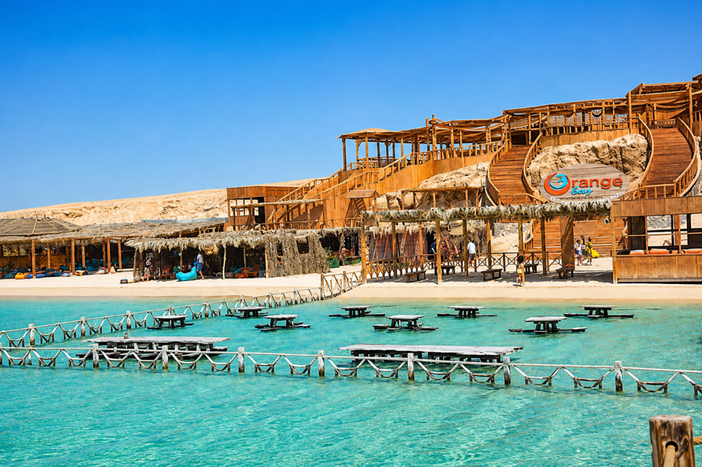 Orange Bay Island bei Hurghada mit türkisblauem Wasser und Holzterrassen am Strand